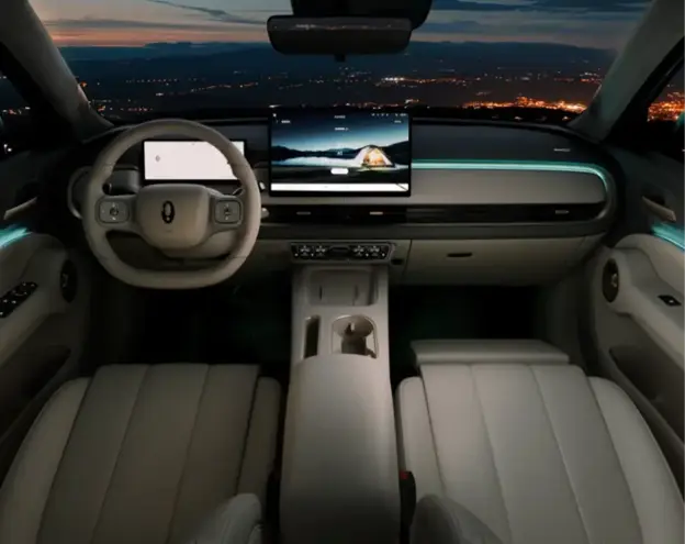 Parte delantera de SUV eléctrica ORA 5, con vista a asientos delanteros, volante, pantalla multifuncional, tablero y panorámico.